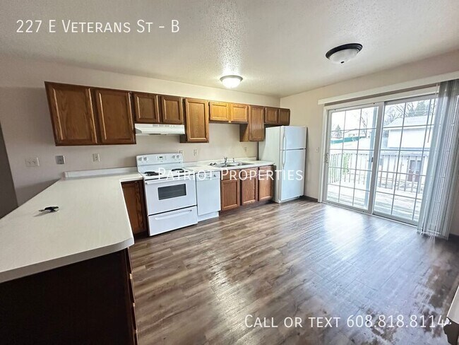 Foto del edificio - 227 E Veterans St