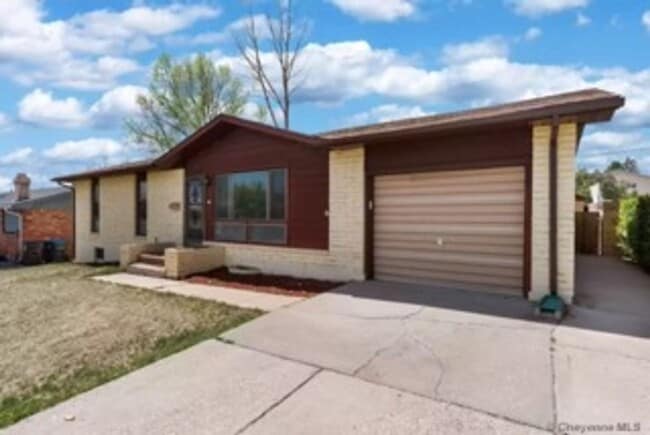 Building Photo - MUST SEE 4 BEDROOM 2 BATHROOM HOUSE NORTH ...