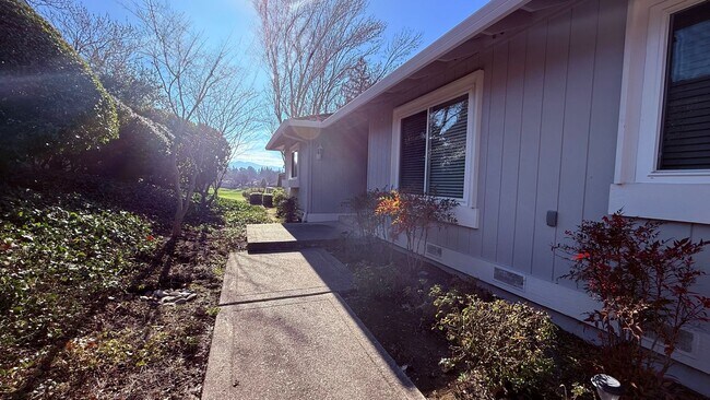 Foto del edificio - Gorgeous 2BD/2BA, Single-Story TH in Crow Canyon Country Club, Danville- Available NOW!