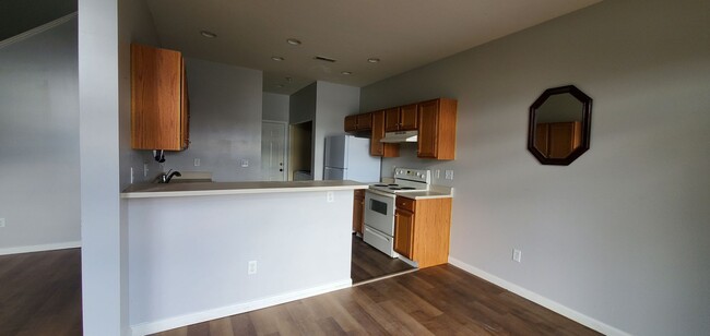 Building Photo - Rare find 3 bedroom 2.5 bath condo