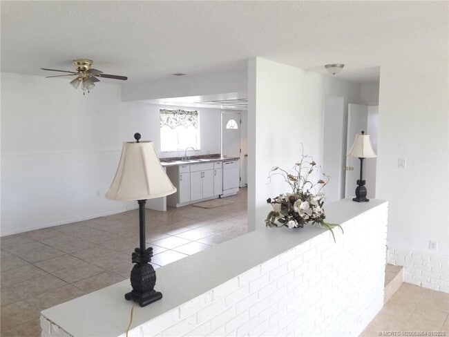 Foto del edificio - 350 NE Granduer Ave