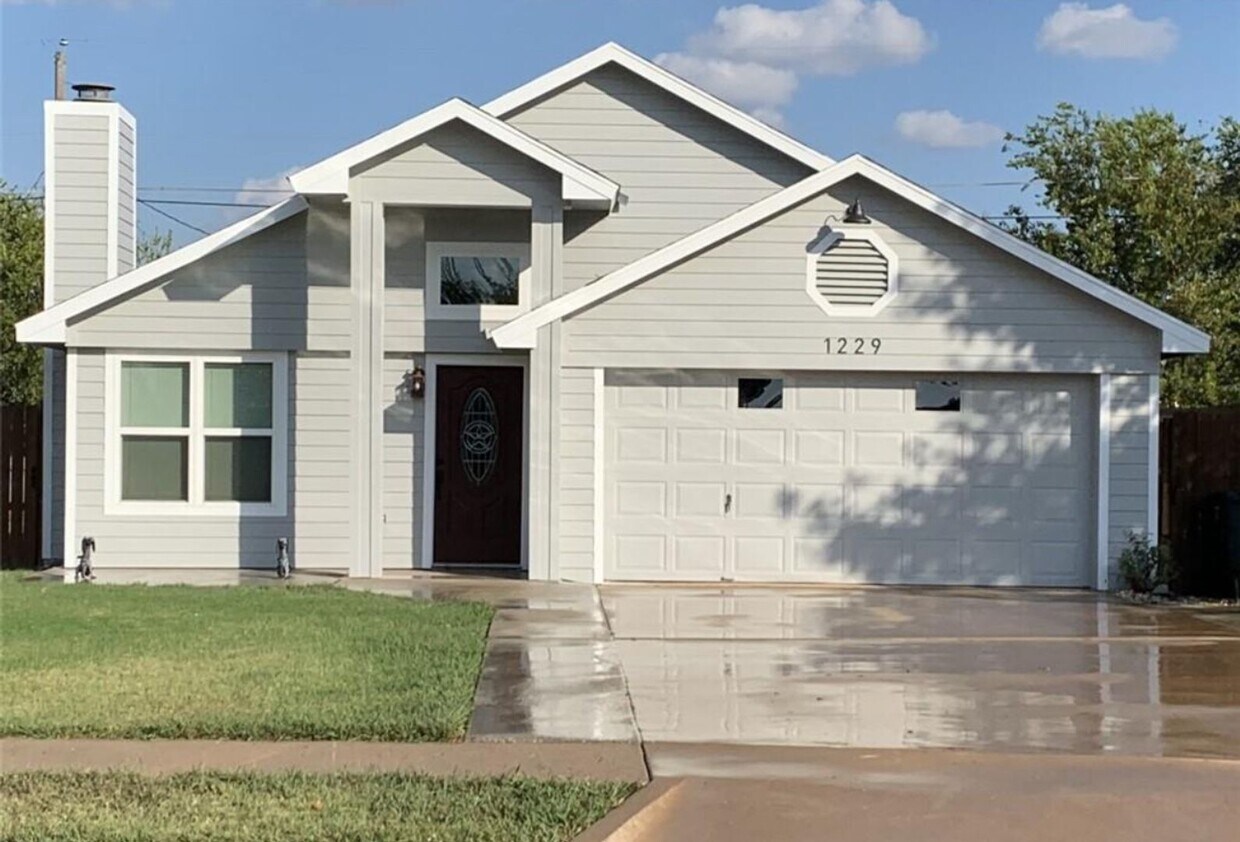 Foto principal - 3-bedroom 2-bathroom home