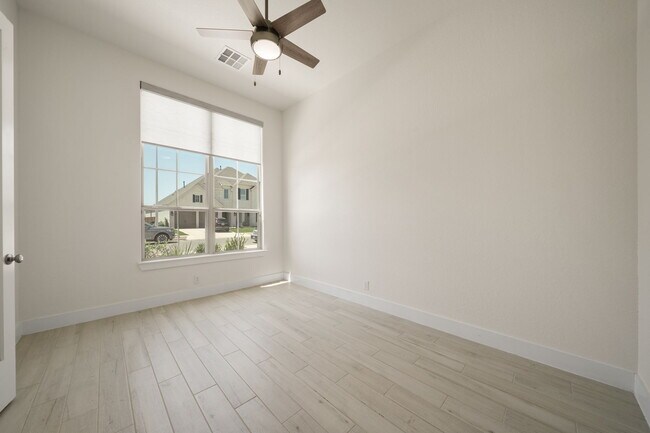 Foto del edificio - Stunning 4-Bed, 4.5-Bath Home with Pool Access and Private Yard in New Braunfels