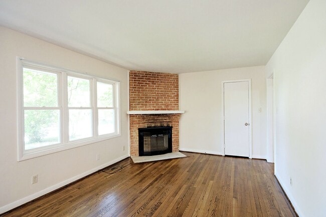 Building Photo - Move-in Ready Small Pet-Friendly Home