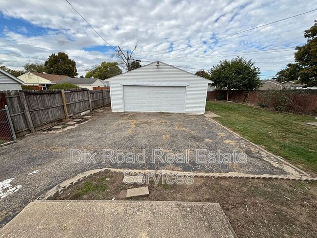 Foto del edificio - 810-812 N University Blvd