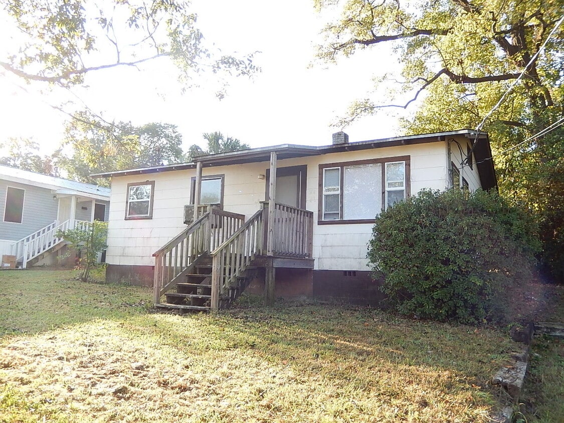 CUTE 2/1 w/ Wood Floors, Spacious Yard, W/... House Rental in