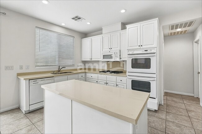 Building Photo - 10432 Wellington Manor Ave