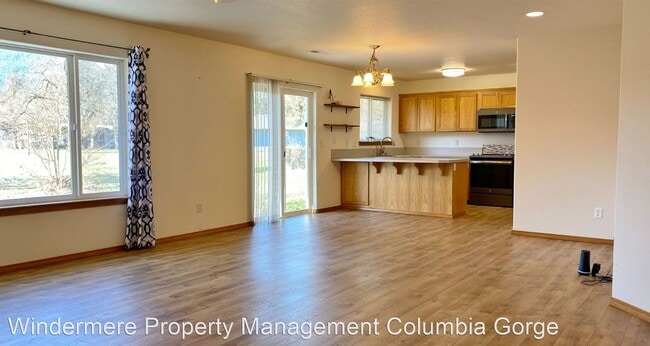 Building Photo - 3 br, 2 bath House - 713 Chinook Circle