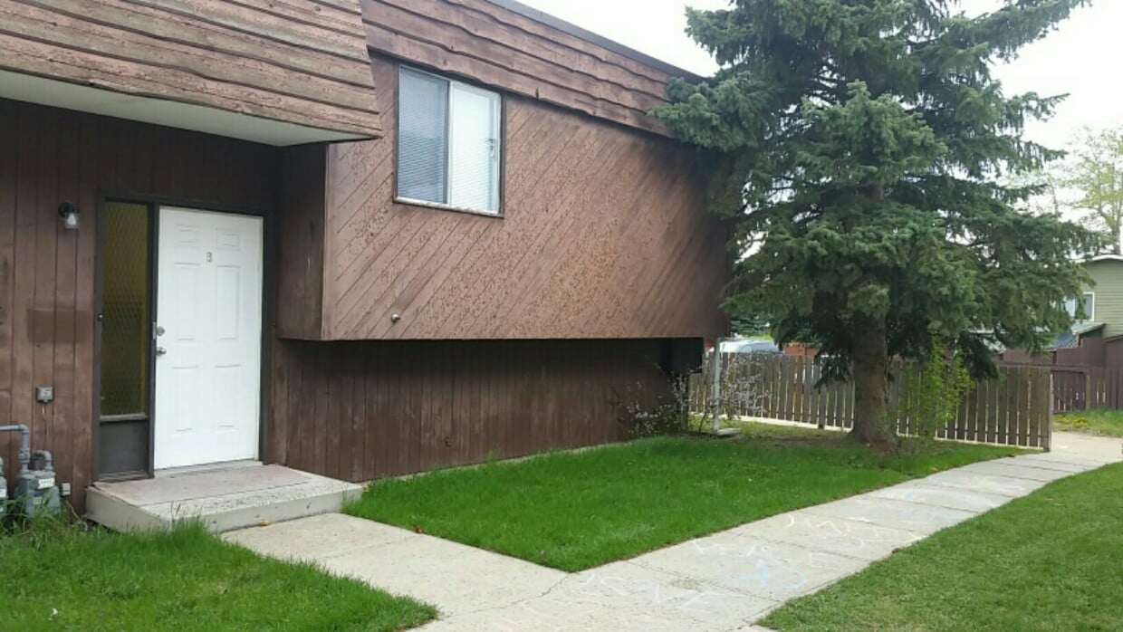 Building Photo - 2 Bed 1.5 Bath Unit in Red Deer, AB