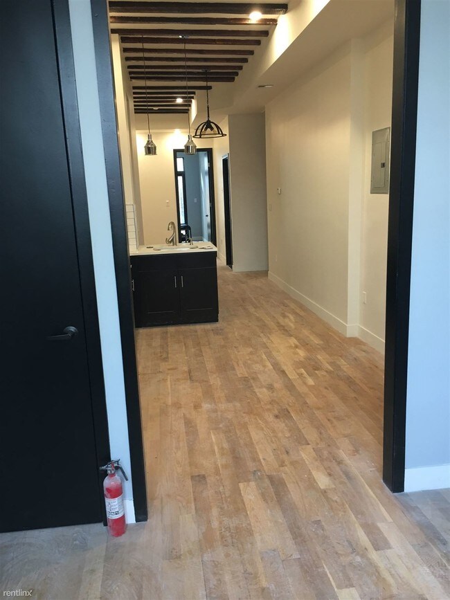 Foto del edificio - 3 br, 1.5 bath  - 396 Crescent St