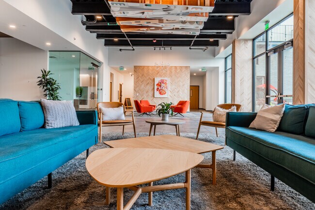 Salón de interior con televisor - Corner Apartments