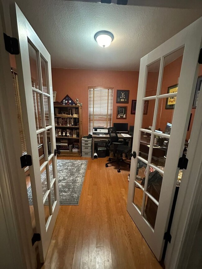 Building Photo - SPACIOUS 4 BED 3.5 BATH SF HOME