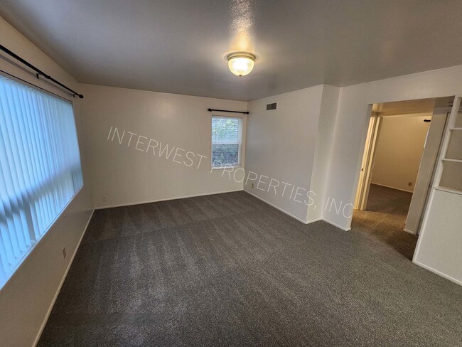 Building Photo - Super Cute Inner SE Home With Detached Gar...