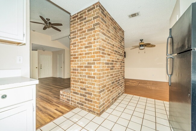 Building Photo - 228 Lantana Dr
