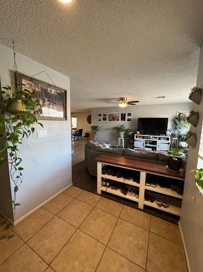 Foto del edificio - 4 BEDROOM HOME CLOSE TO SCHOOLS!