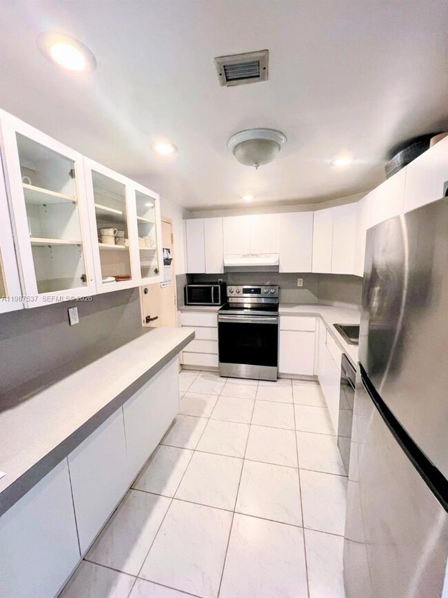 Building Photo - 300 Bayview Dr