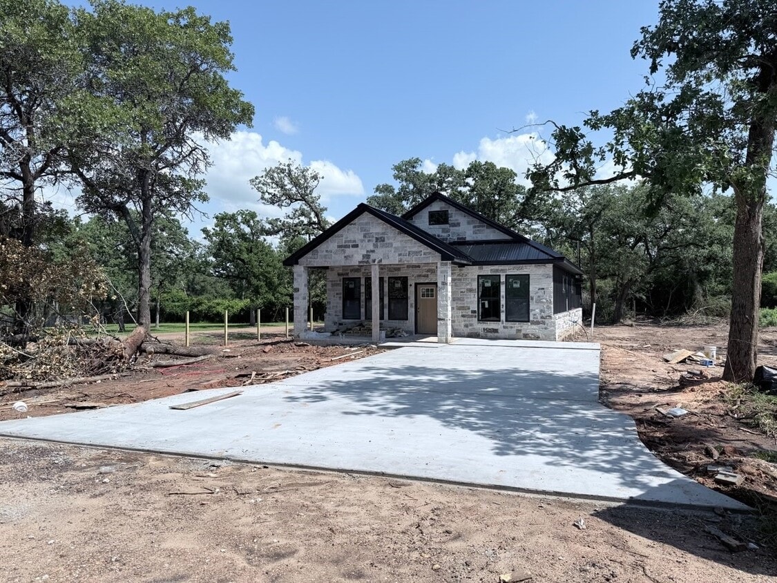 Primary Photo - 306 Mistletoe Cir