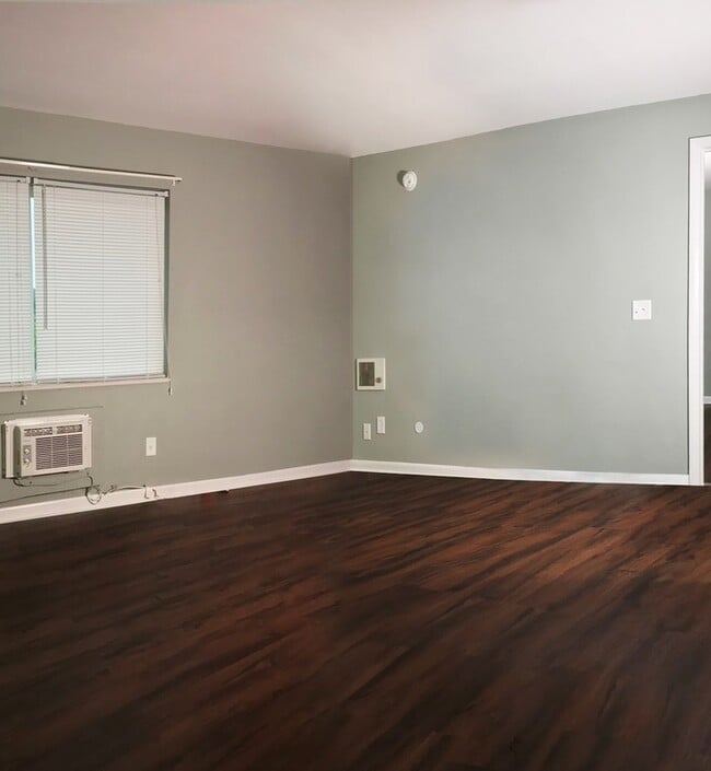 Foto del edificio - 300 Forest Park Dr