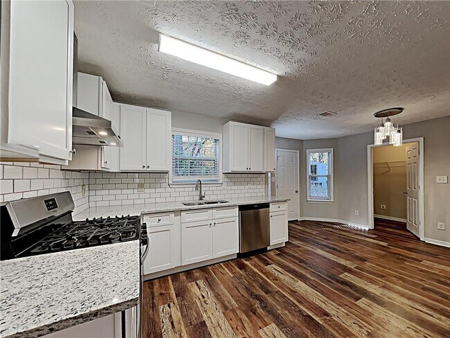 Building Photo - 320 Oakland Pl Dr