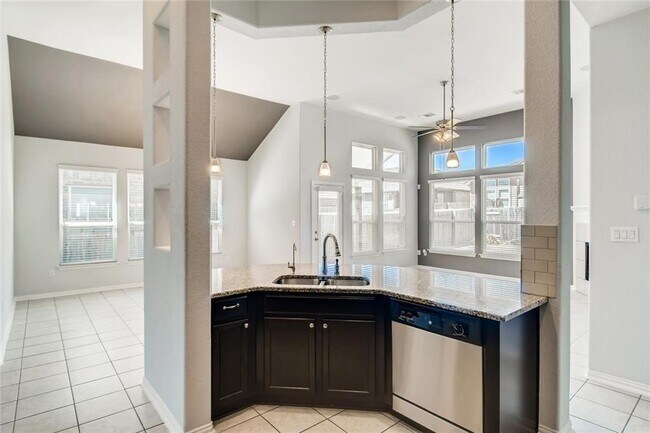 Building Photo - 312 Esperanza Dr