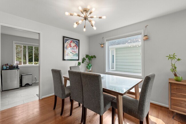 Foto del edificio - Spacious 4-Bedroom Mid-Century Home in Vie...