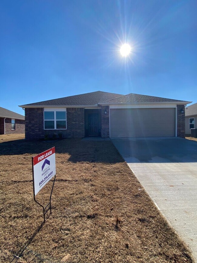 Building Photo - *Pre-leasing* Three Bedroom | Two Bathroom...