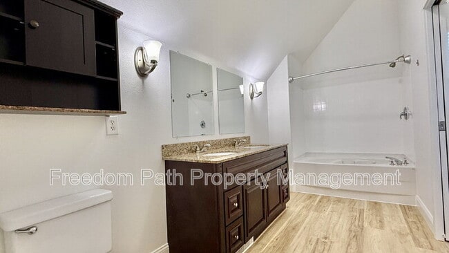Foto del edificio - 465 N Elm Rd
