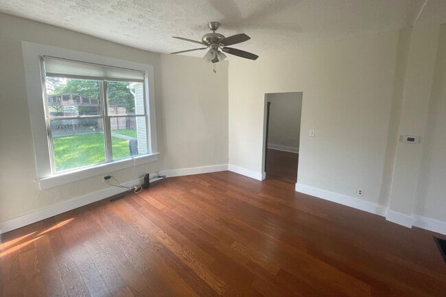 Bright & Open Living Room / Dining Room - 1449 E Long St