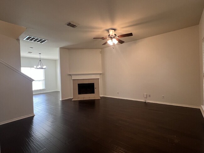 Foto del edificio - Charming 3-Bed /2 -Bath Sanctuary with Fireplace & Hardwood Floors, Between Evans and Bulverde at...
