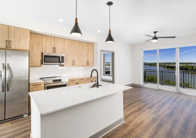 Disfrute de la comodidad culinaria en Modera Riverview con una espaciosa isla del chef con almacenamiento incorporado. - Modera Riverview