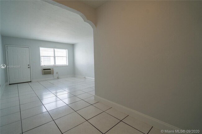 Foto del edificio - 7821 Carlyle Ave
