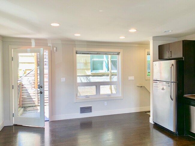 Foto del edificio - Beautiful Water View 2 Bed Home in Queen A...
