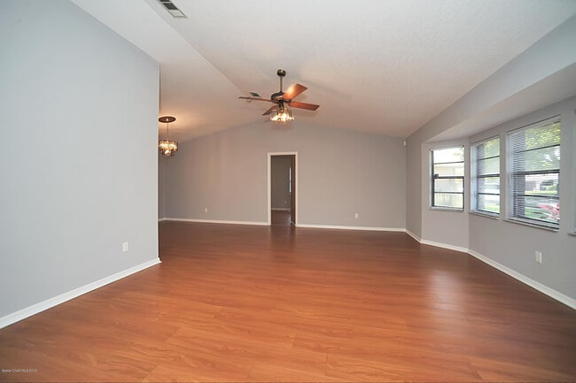 Foto del edificio - 1068 Pineapple Ave NE