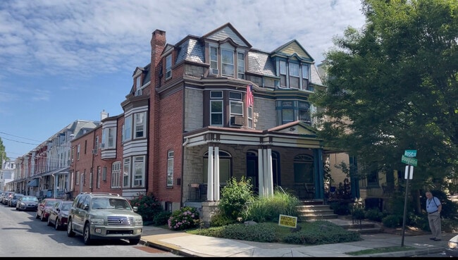 Building Photo - 321 Douglass St