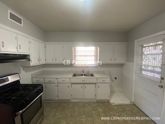 Building Photo - Original Hardwood Floors