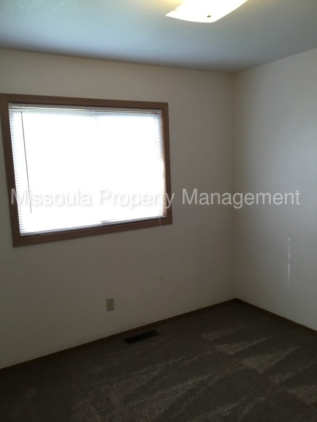 Building Photo - 610 River Ct