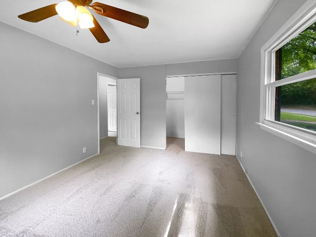 Building Photo - 210 Littlebrook Dr