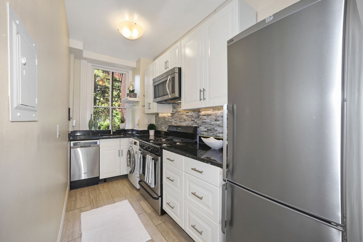 Building Photo - 828 D St SE