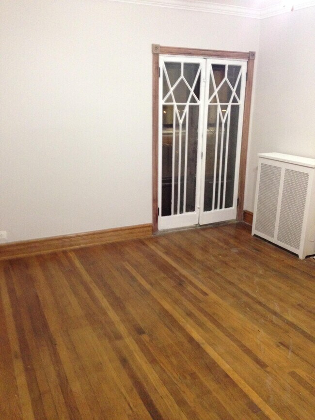 Master Bedroom - 4344 N Clarendon Ave