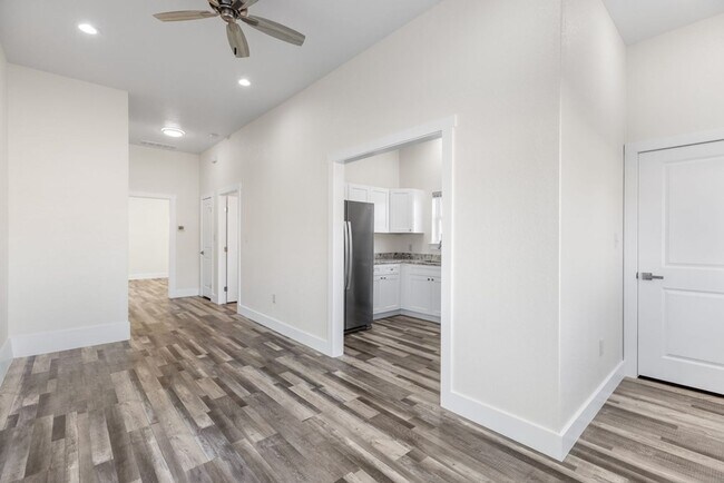 Foto del edificio - FOR LEASE!!