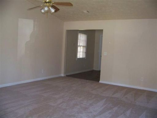 Building Photo - 407 Waterbury Dr