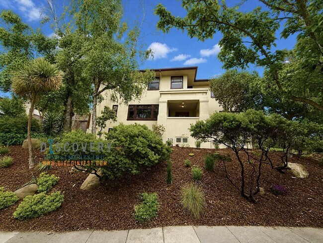 Foto del edificio - Comnig Soon! Coveted Traditional Piedmont Home