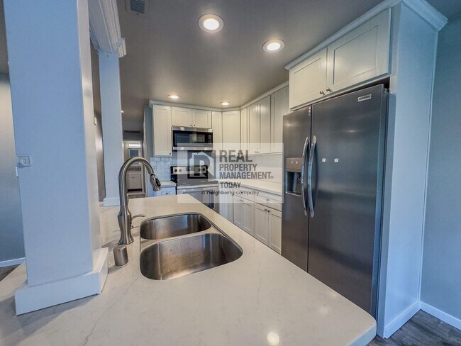 Building Photo - 2 Bedroom Duplex in Gig Harbor!