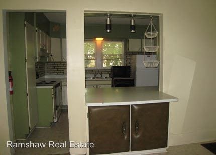 Building Photo - 3 br, 2 bath Apartment - 806 W. Stoughton St.
