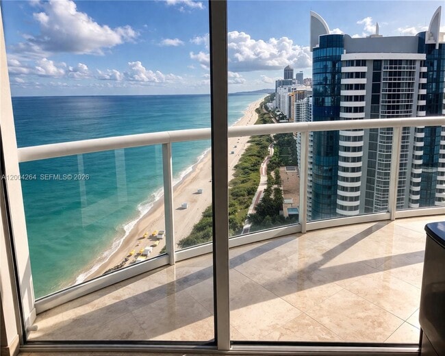 Foto del edificio - 6365 Collins Ave