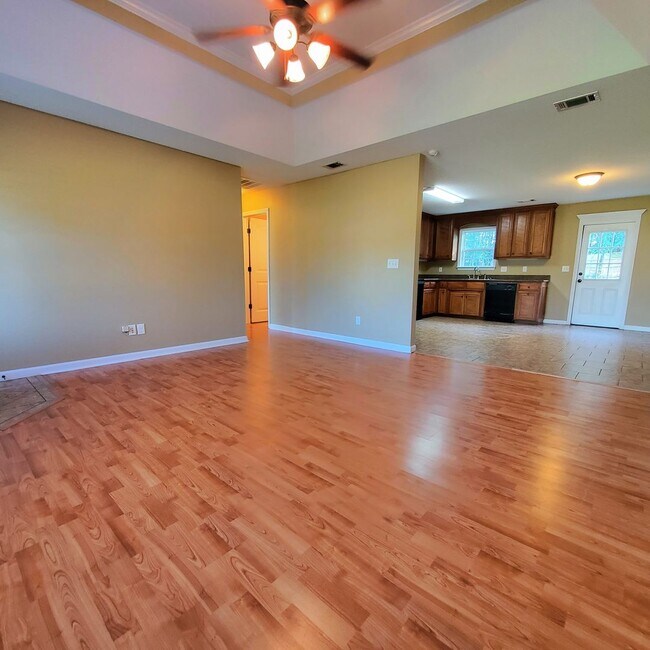 Foto del edificio - Welcome to Serene Living: Spacious Home on a .61 Acre Lot near Moody Airforce Base
