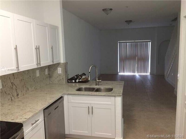 Foto del edificio - 5650 NW 115th Ct
