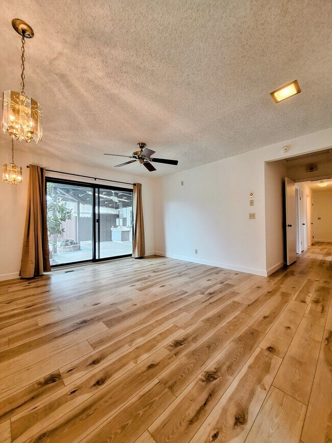 Building Photo - Beautifully Remodeled 4bd House With Pool ...