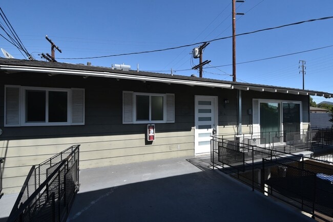 Building Photo - 1212 N Hollywood Way