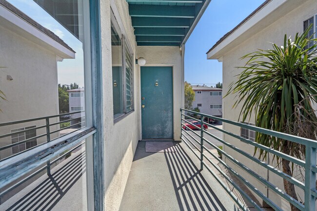 Building Photo - 1333 Barry Ave
